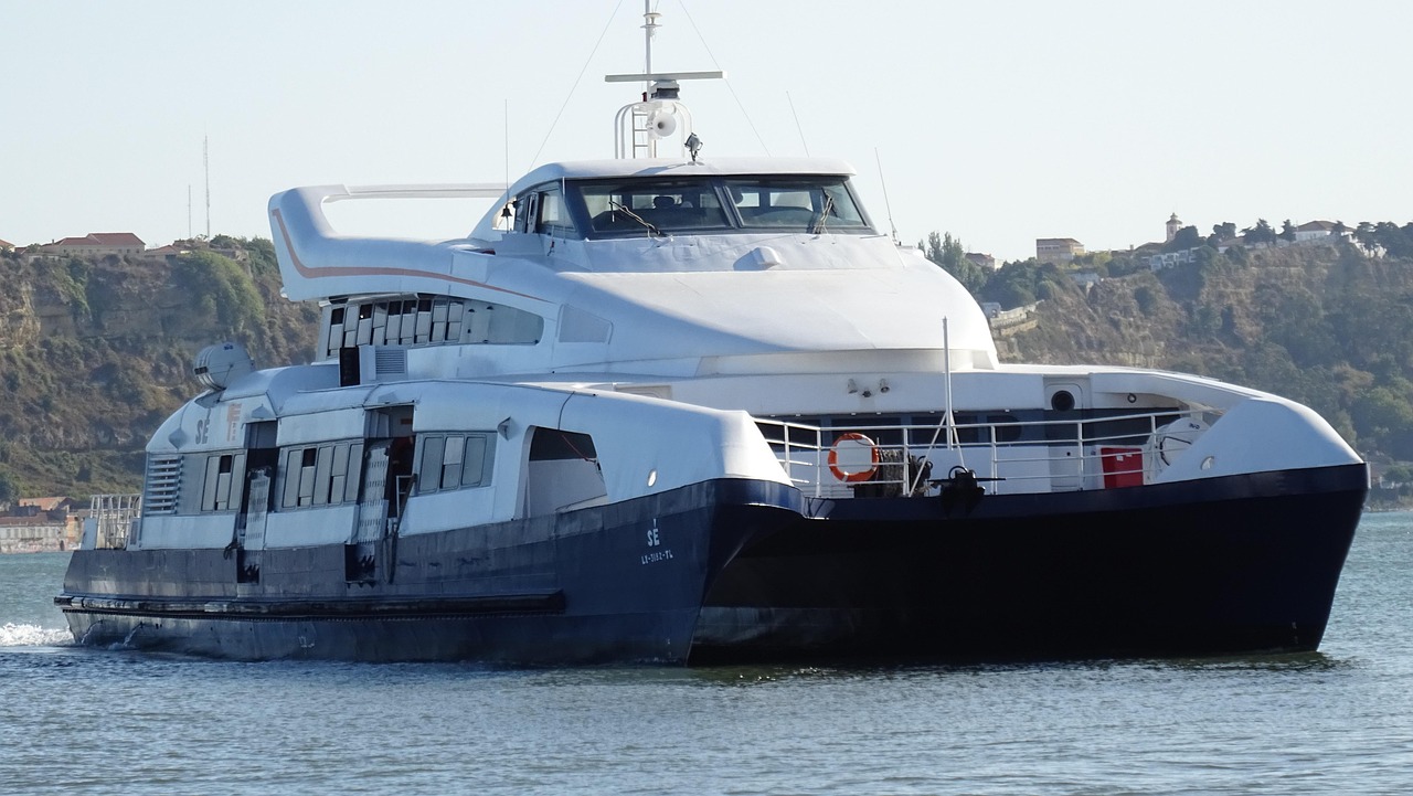 découvrez tout sur les catamarans : caractéristiques, avantages, modèles et conseils pour naviguer en toute sécurité.
