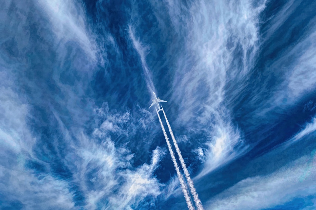 découvrez l'impact des émissions de l'aviation sur l'environnement et les initiatives pour une aviation plus durable. informez-vous sur les nouvelles technologies et les politiques visant à réduire l'empreinte carbone du secteur aérien.