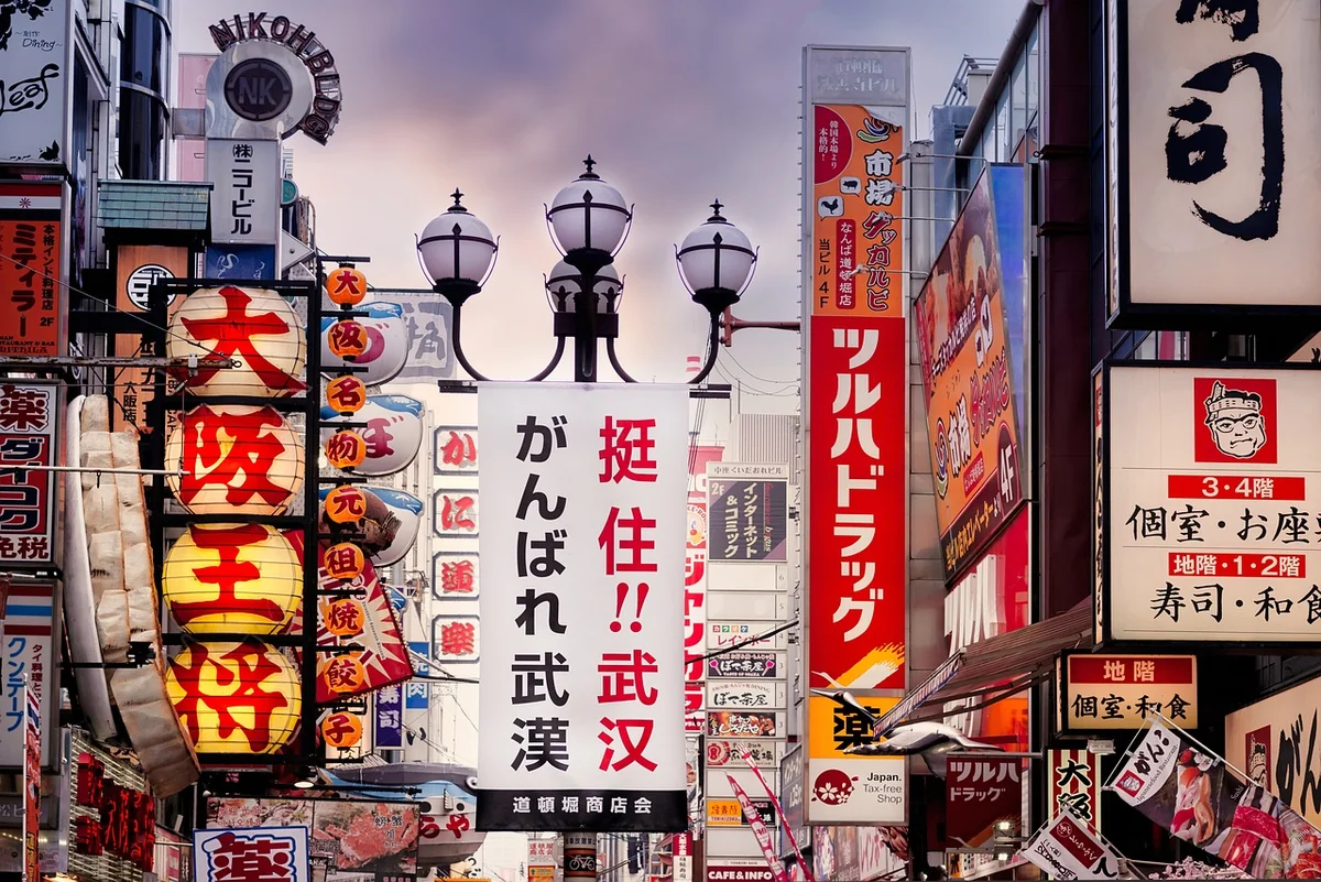 Enseigne lumineuse, vitrophanie ou totem : comment choisir sans se ruiner