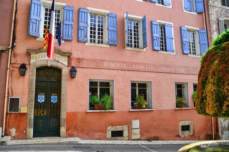 Photos de la mairie de Port-de-Bouc : à quoi ressemble le bâtiment