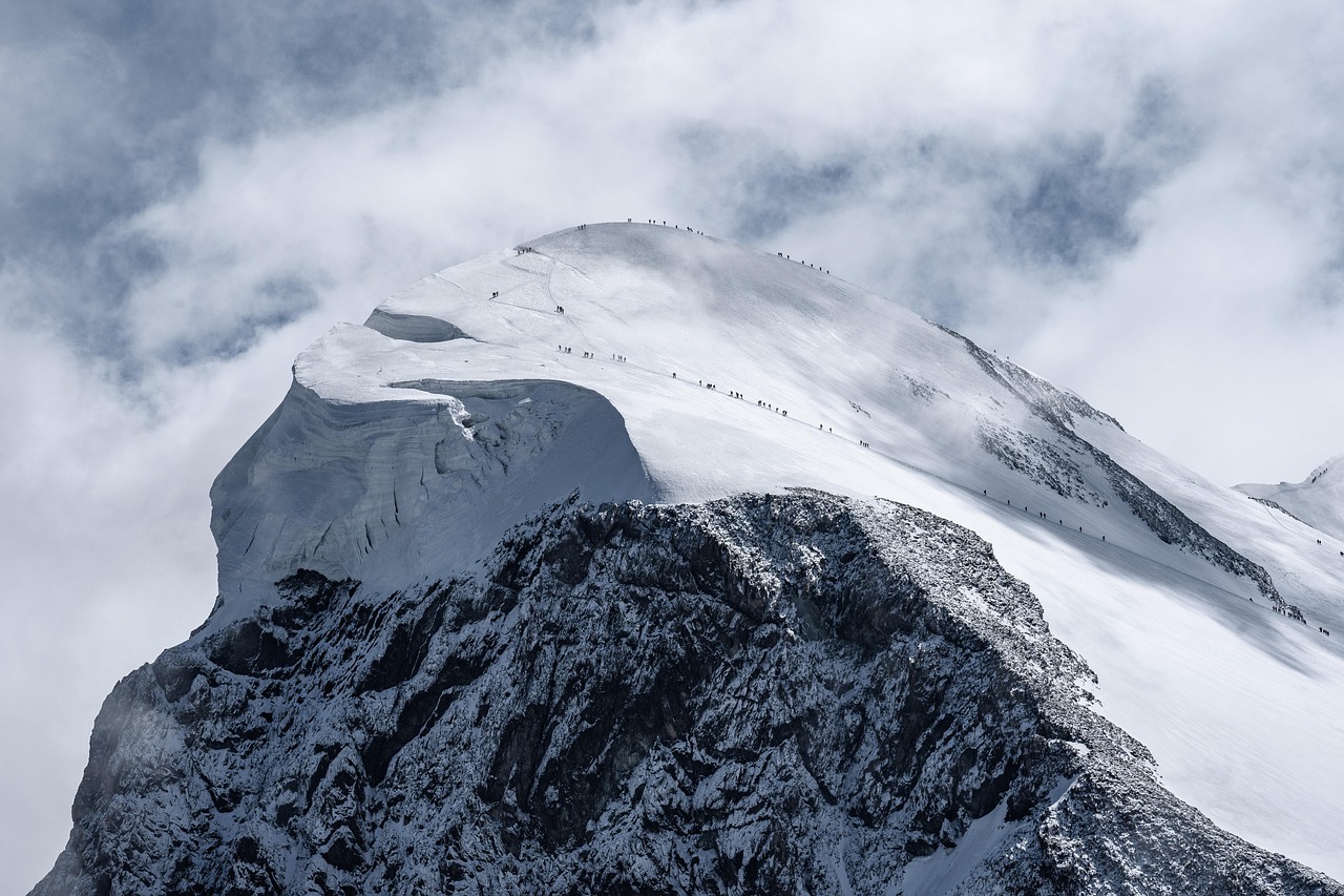 Glaciers menacés : le laboratoire public de Grenoble à l’avant-garde de la lutte climatique