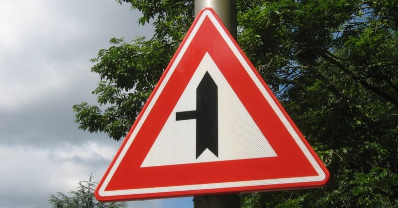 Losange jaune panneau : signification et règles à connaître