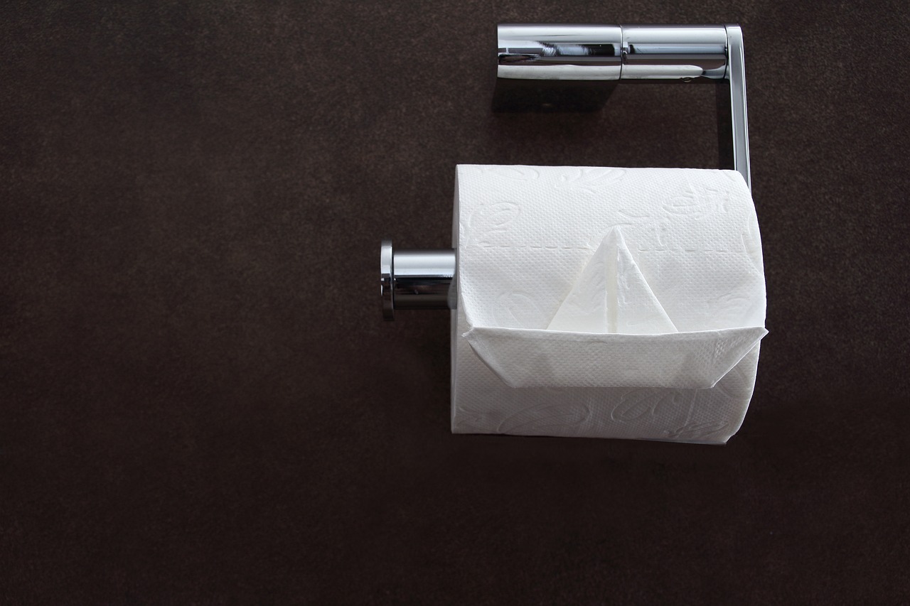 Pourquoi les jardiniers préfèrent découper leurs rouleaux de papier toilette plutôt que de les utiliser entiers
