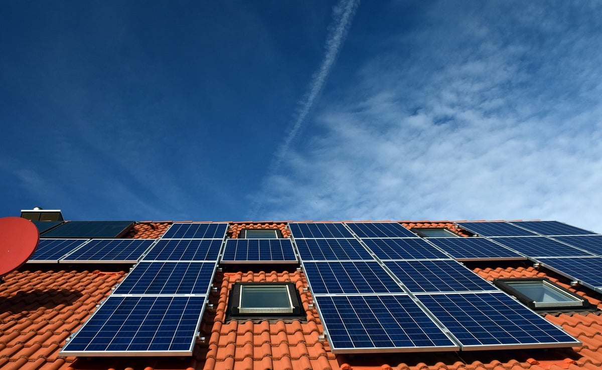 Mise en place du panneau solaire Jinko Neo Green : une solution zéro carbone