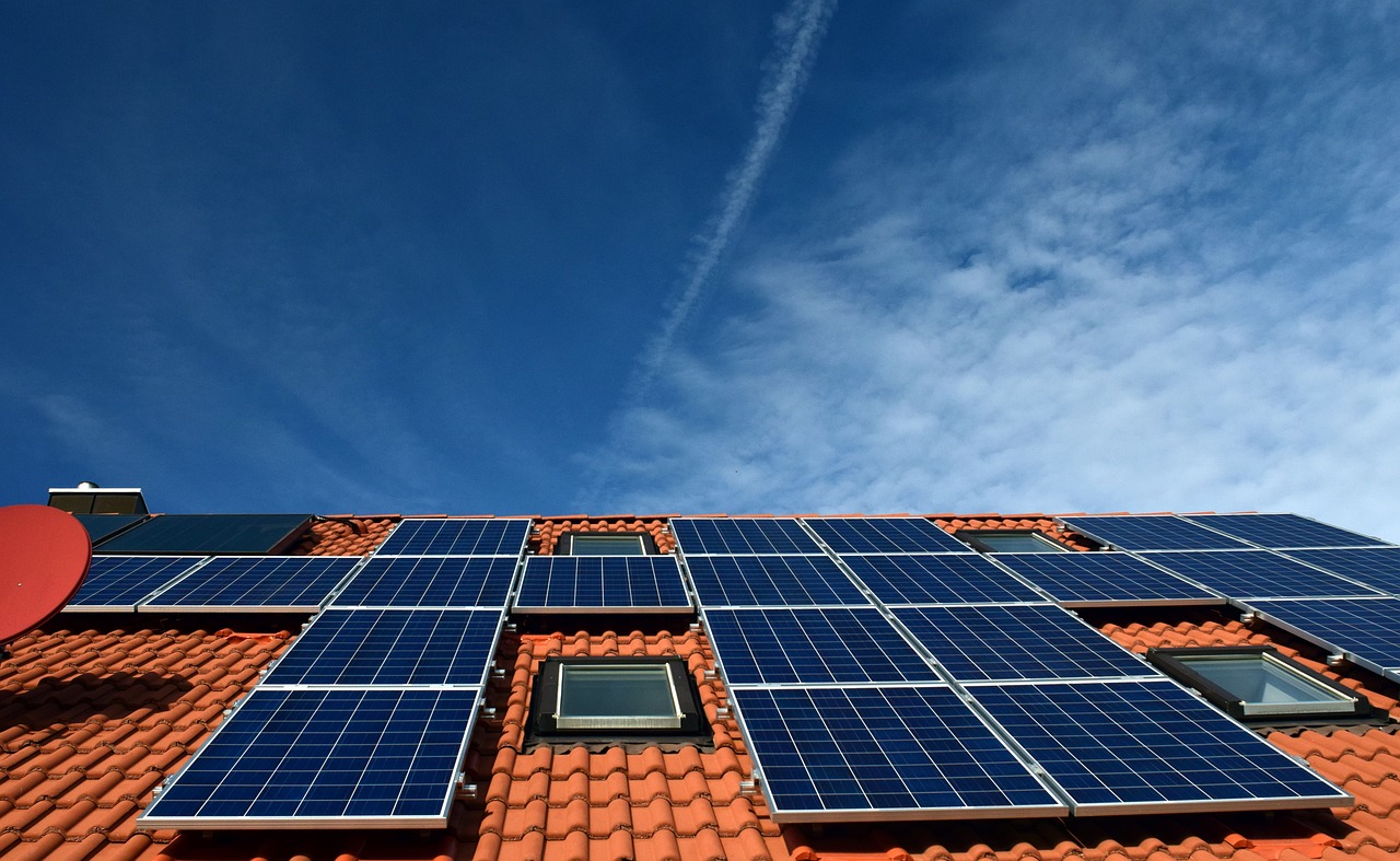 Mise en place du panneau solaire Jinko Neo Green : une solution zéro carbone
