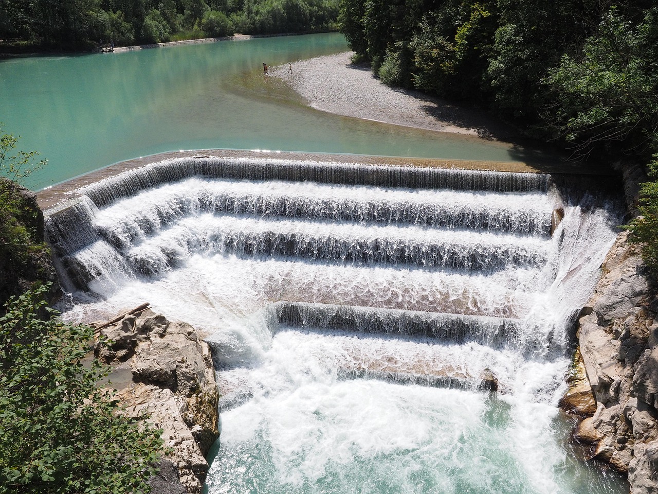 découvrez l'hydroélectricité, une source d'énergie renouvelable fiable et durable. apprenez comment cette technologie utilise la force de l'eau pour produire de l'électricité, contribuant ainsi à un avenir énergétique plus vert.