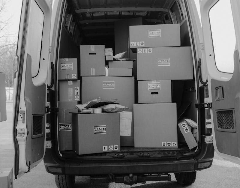 découvrez l'univers de la logistique urbaine, un secteur clé pour optimiser le transport et la distribution des marchandises en milieu urbain. explorez des solutions innovantes visant à réduire les embouteillages, améliorer la durabilité et garantir une livraison efficace en ville.
