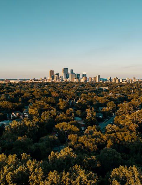 découvrez comment les villes durables intègrent l'écologie, la technologie et le bien-être social pour créer des environnements urbains respectueux de l'environnement. explorez les initiatives innovantes, les transports écologiques et les espaces verts qui transforment nos cités en lieux de vie durables et harmonieux.