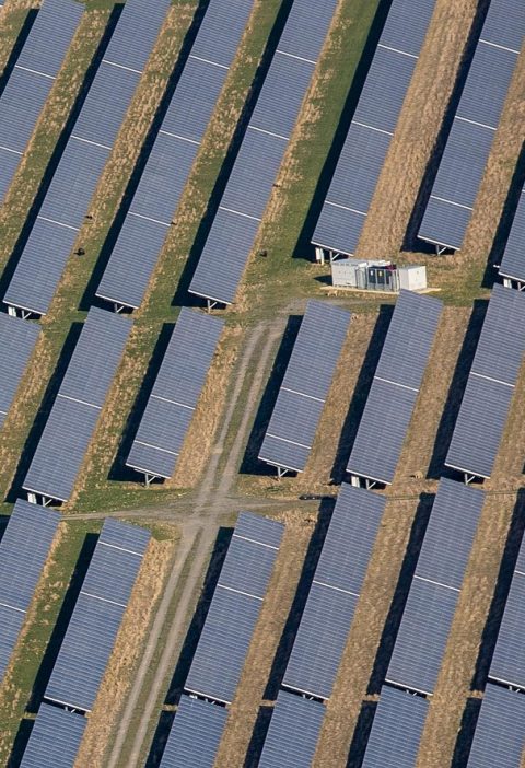 découvrez tout sur l'énergie solaire : principes, avantages, technologies et conseils pour produire votre propre électricité verte grâce au soleil.