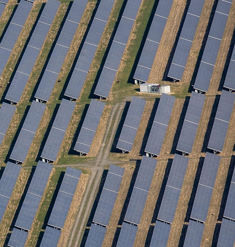 découvrez tout sur l'énergie solaire : principes, avantages, technologies et conseils pour produire votre propre électricité verte grâce au soleil.