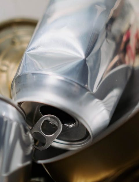 découvrez l'upcycling : une démarche créative et écologique qui consiste à transformer des objets ou matériaux usagés en produits neufs de meilleure qualité ou utilité. apprenez comment donner une seconde vie à vos déchets tout en protégeant l'environnement.
