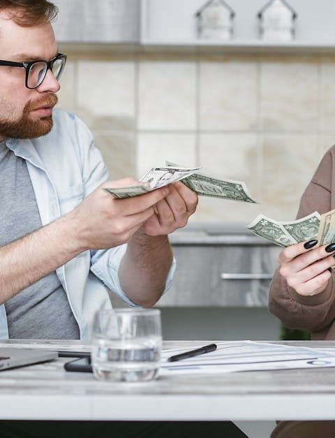 découvrez le concept de l'économie collaborative (shared economy) : partagez, échangez ou louez biens et services pour consommer autrement, économiser de l'argent et adopter un mode de vie plus durable.