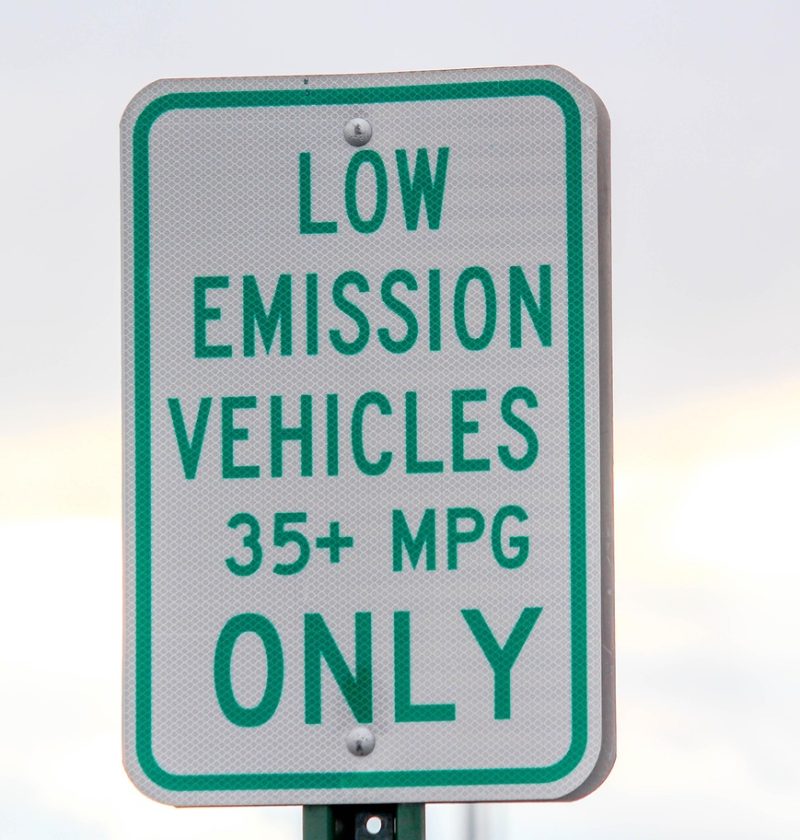 découvrez comment les émissions du secteur des transports influencent l'environnement et explorez des solutions pour réduire votre impact carbone grâce à des alternatives durables.