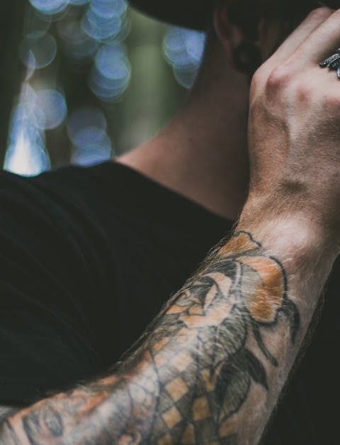 découvrez ce qu'est un alternative model : définition, caractéristiques, rôle dans l'industrie de la mode, différences avec les modèles traditionnels et comment devenir alternative model.