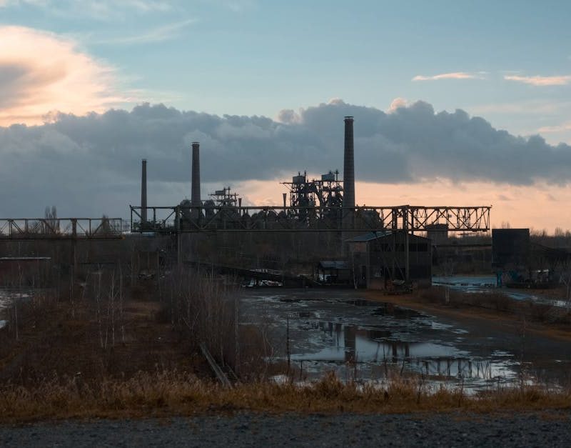 découvrez comment la réhabilitation des sites brownfield transforme d'anciens terrains industriels ou urbains en espaces utiles, durables et attractifs, favorisant le développement urbain responsable.