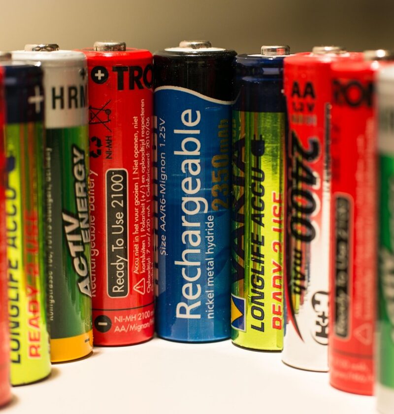 découvrez tout ce qu'il faut savoir sur les batteries : types, utilisations, conseils d'entretien et comparatifs pour choisir la meilleure batterie adaptée à vos besoins.