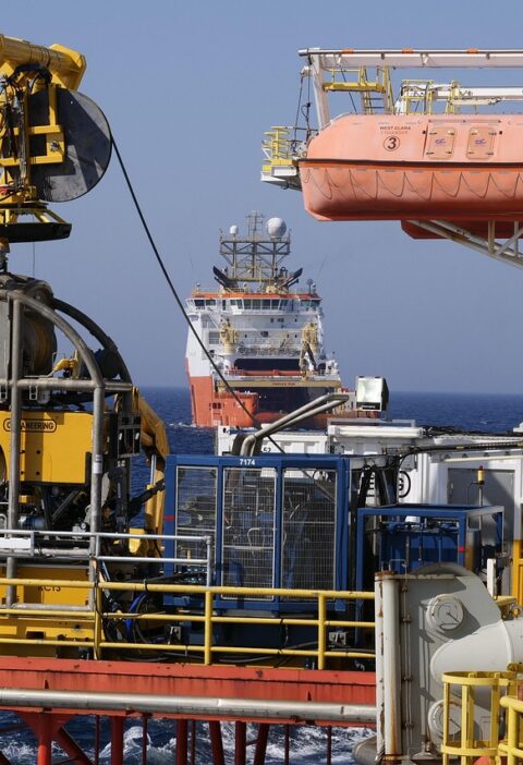 découvrez le secteur de l'industrie pétrolière, ses enjeux économiques, ses innovations technologiques et son impact sur l'environnement à l'échelle mondiale.