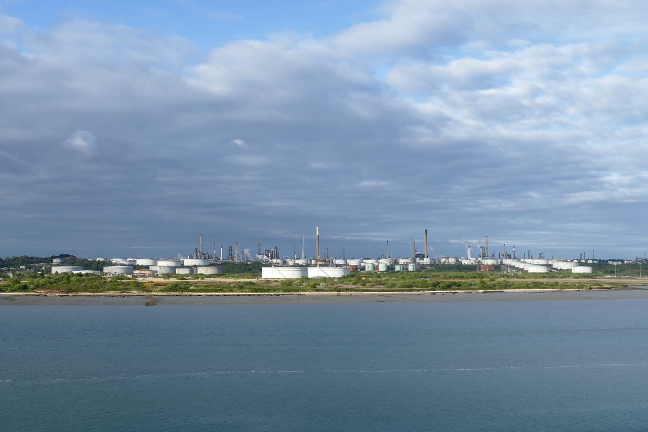 découvrez l’industrie pétrolière : fonctionnement, enjeux économiques et environnementaux, innovations et perspectives d’avenir sur le marché mondial du pétrole.
