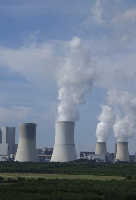 découvrez comment l'industrie spatiale réduit son impact environnemental grâce à des technologies innovantes et des pratiques durables pour préserver la planète.