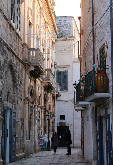 découvrez l'impact environnemental du secteur des transports et les solutions pour réduire son empreinte carbone.