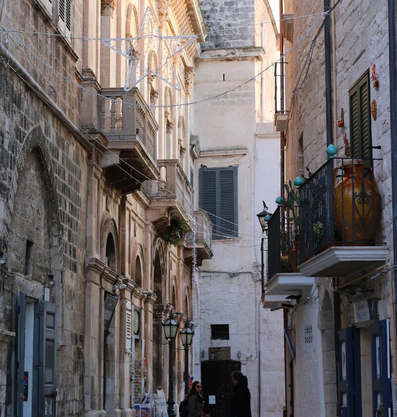 découvrez l'impact environnemental du secteur des transports et les solutions pour réduire son empreinte carbone.