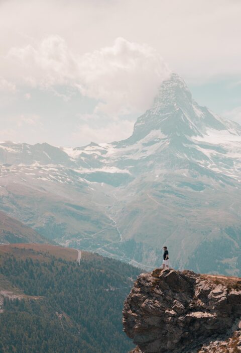 d&eacute;couvrez les alpes, une cha&icirc;ne de montagnes majestueuse offrant des paysages &agrave; couper le souffle, des activit&eacute;s de plein air vari&eacute;es et une riche culture alpine.