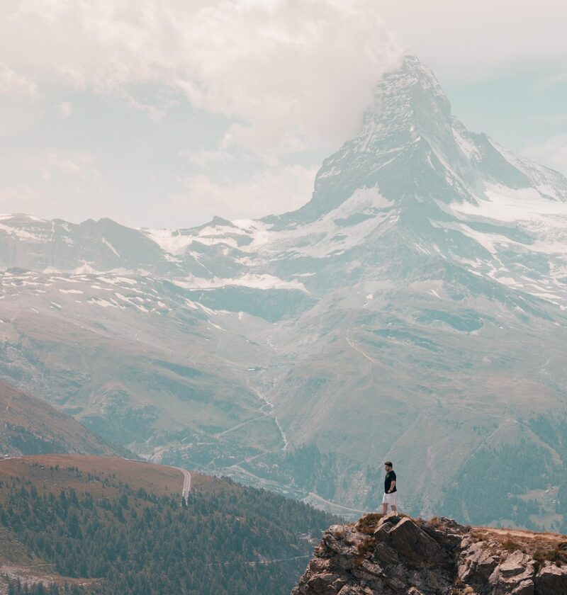 découvrez les alpes, une chaîne de montagnes majestueuse offrant des paysages à couper le souffle, des activités de plein air variées et une riche culture alpine.