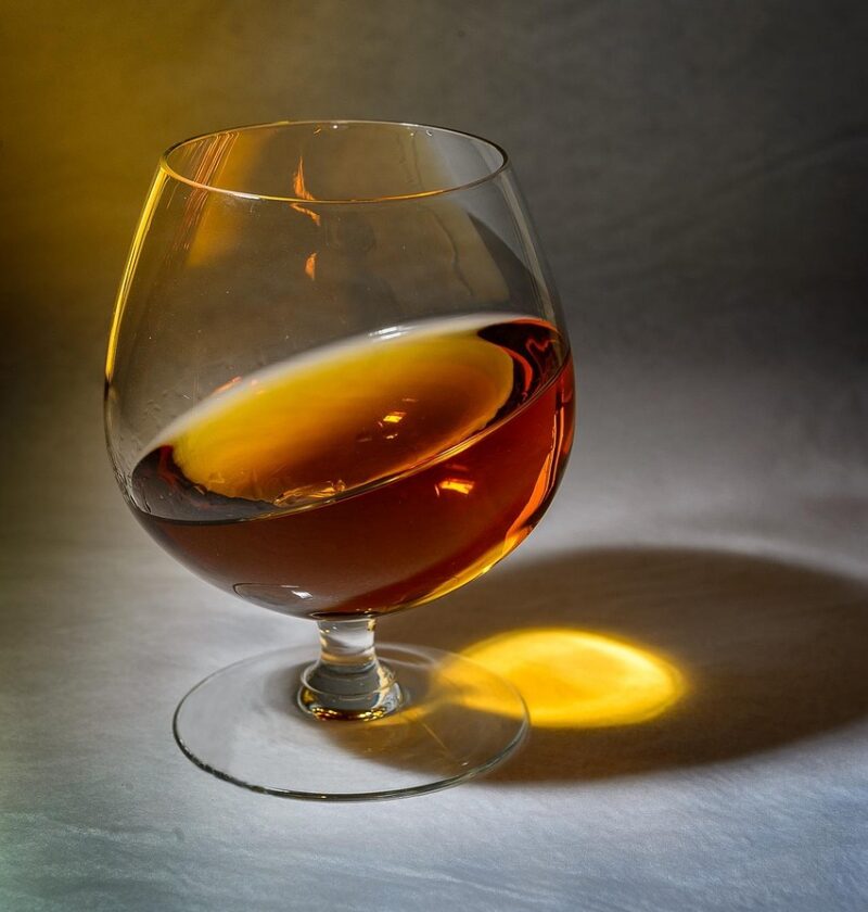 d&eacute;couvrez l'impact de la crise du cognac sur l'industrie, les producteurs et les consommateurs, ainsi que les perspectives d'avenir pour ce spiritueux embl&eacute;matique.