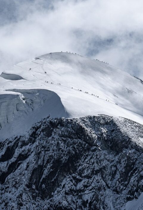 d&eacute;couvrez tout sur les glaciers : formation, importance climatique, impact environnemental et beaut&eacute; naturelle des grandes calottes glaciaires.