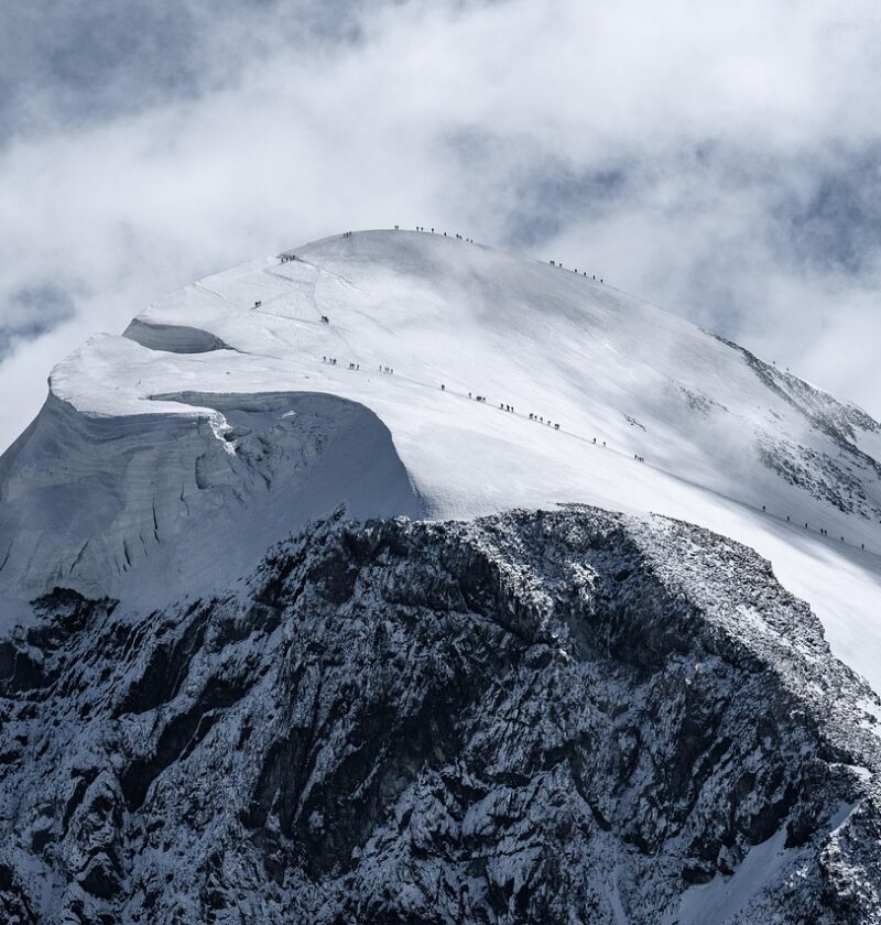d&eacute;couvrez tout sur les glaciers : formation, importance climatique, impact environnemental et beaut&eacute; naturelle des grandes calottes glaciaires.